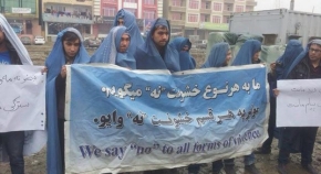 Unos 20 hombres marcharon por Kabul vestidos con burkas con motivo del Día Internacional de la Mujer / Foto: Rasak Azmailzada